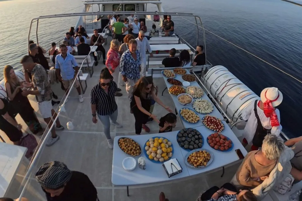 Glentor: Tour in barca al tramonto + pranzo a buffet
