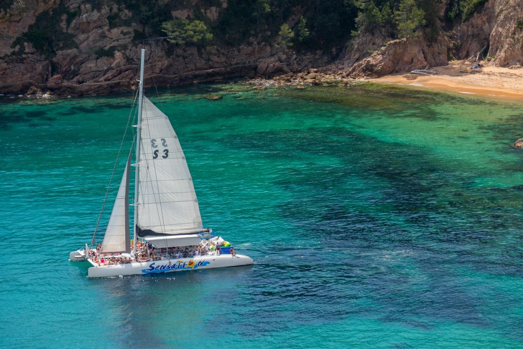 Passeio de catamarã na Costa Brava com churrasco