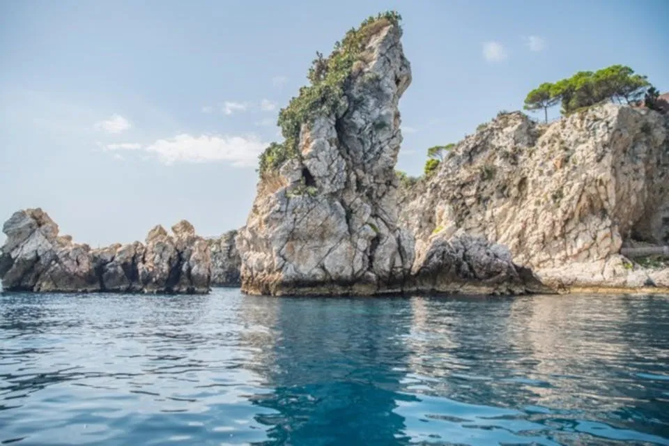 Isola Bella: Guided Boat Tour + Pastries & Drinks