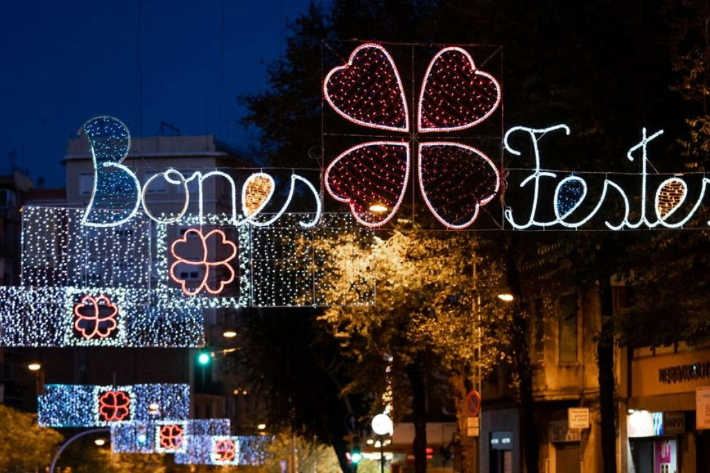 Barcelona: Christmas Lights Guided Bus Tour