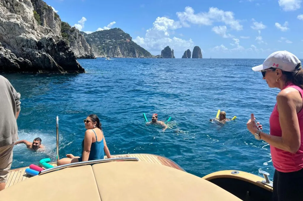 Capri: tour guidato in barca + bevande + snorkeling