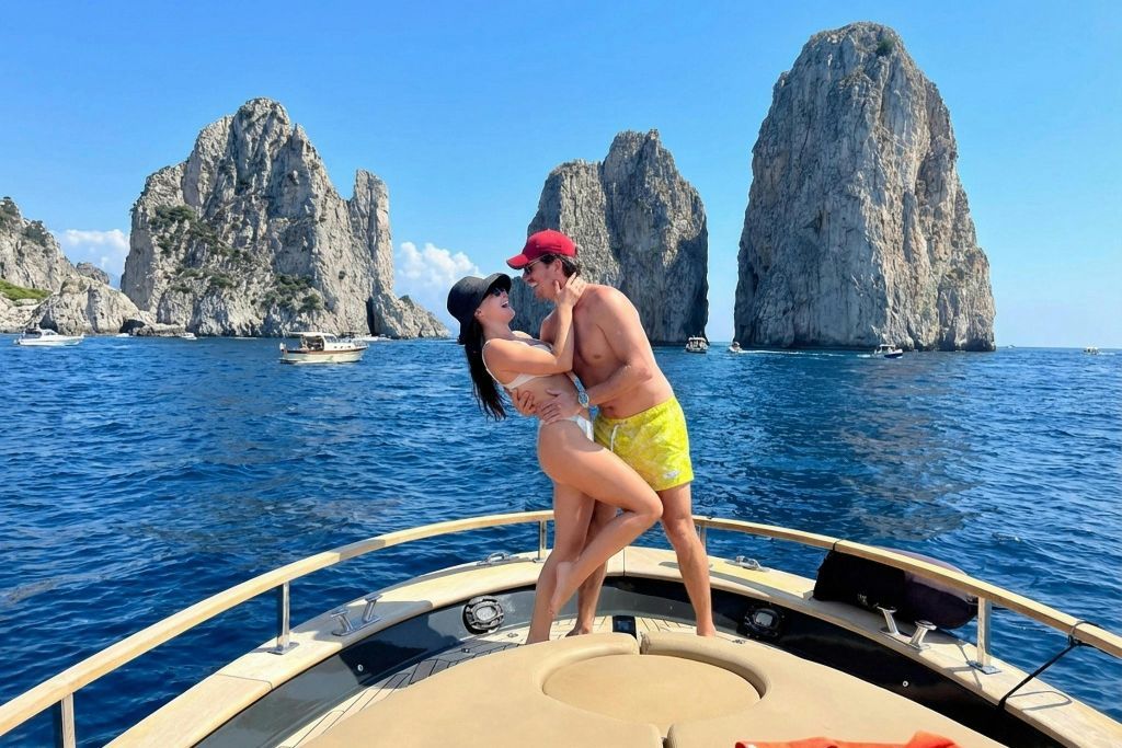 Capri: Tour guidato in barca + Brunch + Drink