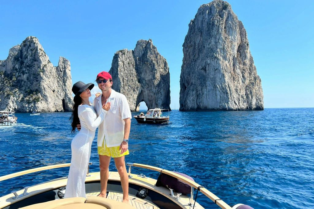 Capri: Tour guidato in barca + Brunch + Drink
