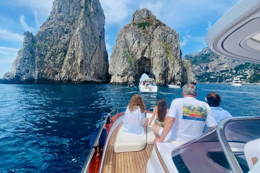 Capri: Tour guidato in barca + Brunch + Bevande + Snorkeling