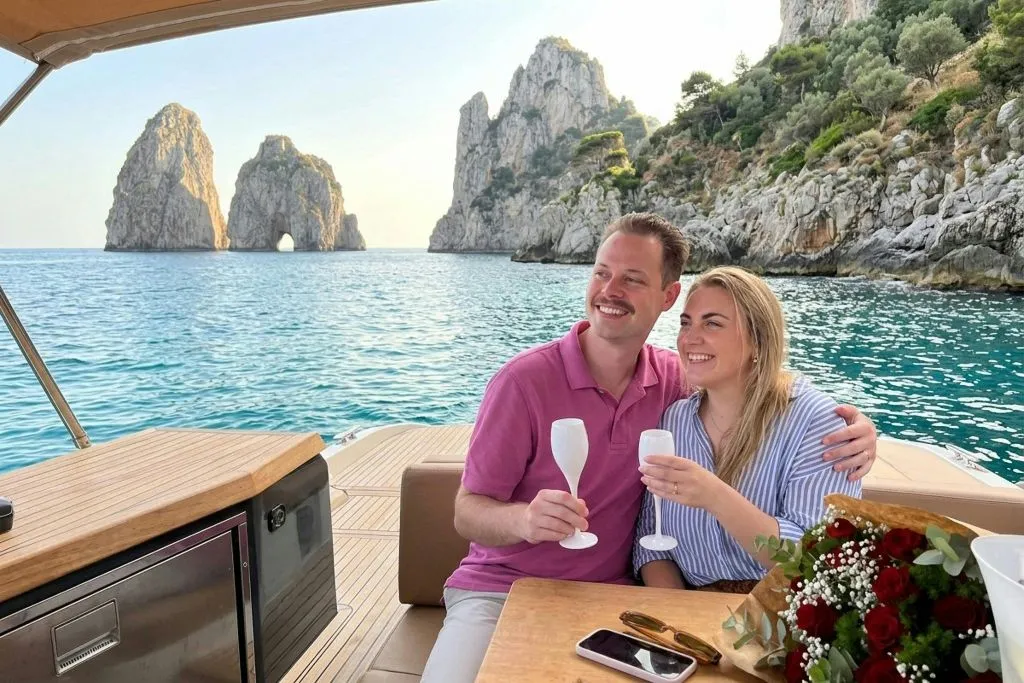 Capri: Tour guidato in barca + Brunch + Bevande + Snorkeling