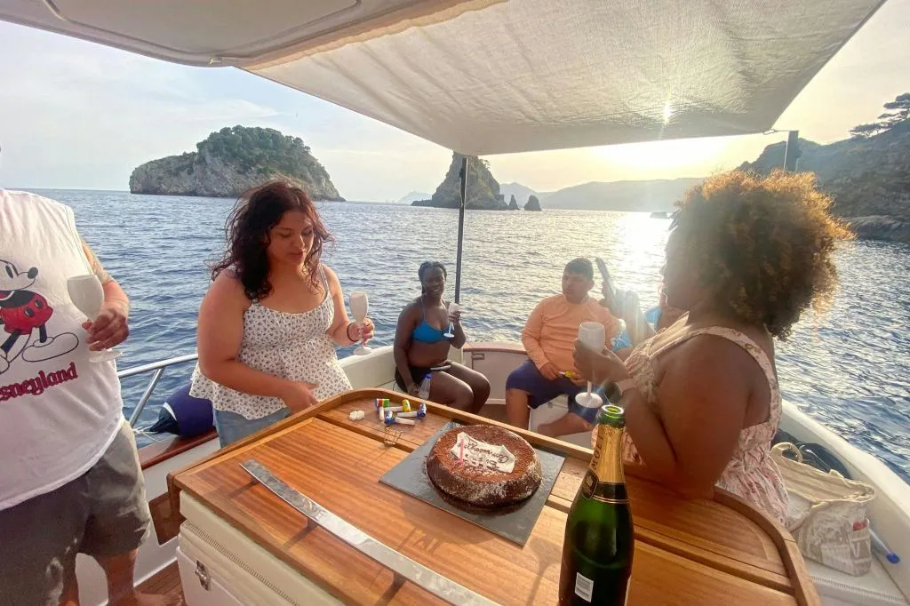 Capri: Tour guidato in barca + Brunch + Bevande + Snorkeling