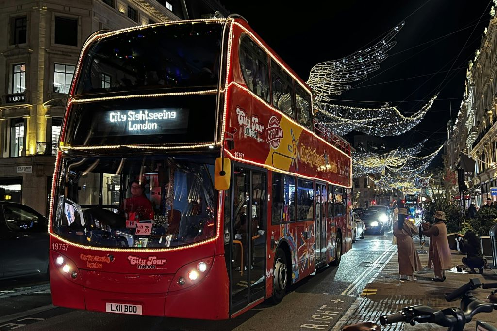 Londres: Autobús de las Luces de Navidad y Tour en Barco Hop-on Hop-off