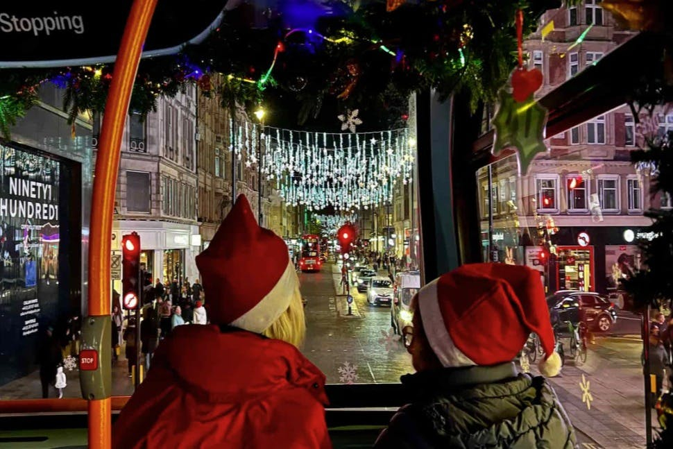 Londres: Autobús de las Luces de Navidad y Tour en Barco Hop-on Hop-off