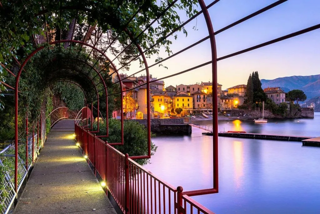 Bellano, Varenna, Bellagio e Como: Tour guidato in giornata da Milano + traghetto