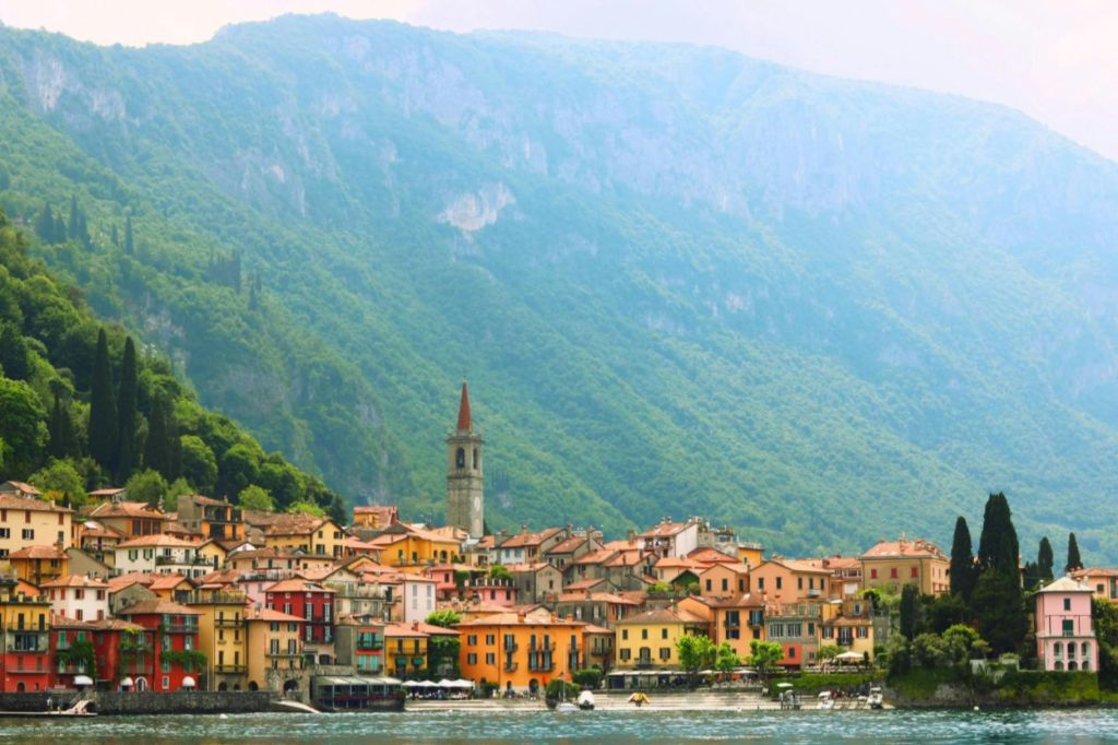 Bellano, Varenna, Bellagio e Como: Tour guidato in giornata da Milano + traghetto
