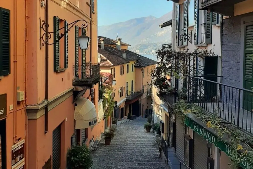 Bellano, Varenna, Bellagio e Como: Tour guidato in giornata da Milano + traghetto