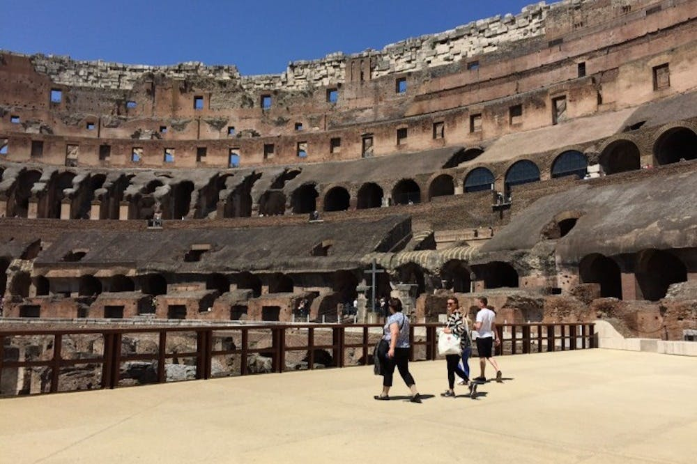 Coliseo, Arena, Foro Romano y monte Palatino + Tour guiado en grupo pequeño
