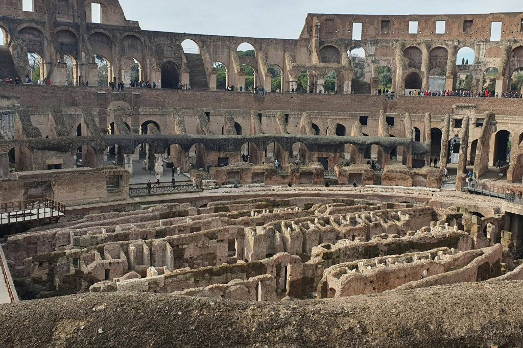 Colosseo, Arena e Foro Romano: Tour guidato per piccoli gruppi