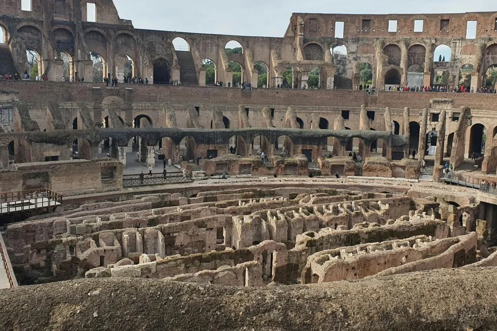 Colosseo, Arena e Foro Romano: Tour guidato per piccoli gruppi