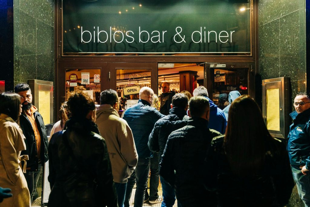 Folk and Haggis Edinburgh: Scottish Dinner + Folk Music + Whiskey Toast