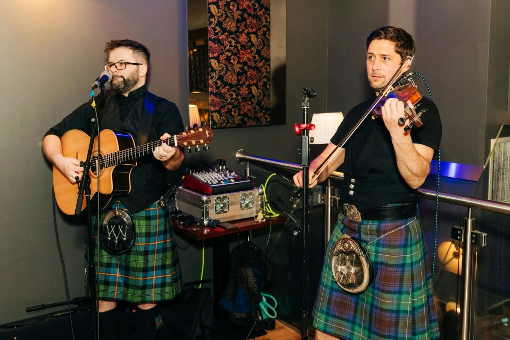 Folk and Haggis Edinburgh: Scottish Dinner + Folk Music + Whiskey Toast