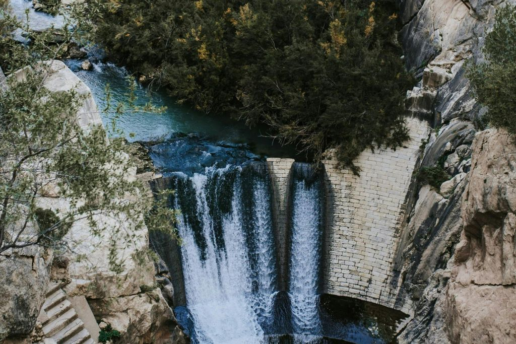 Caminito del Rey: Guided Tour in Italian + One-Way Shuttle Bus from El Chorro