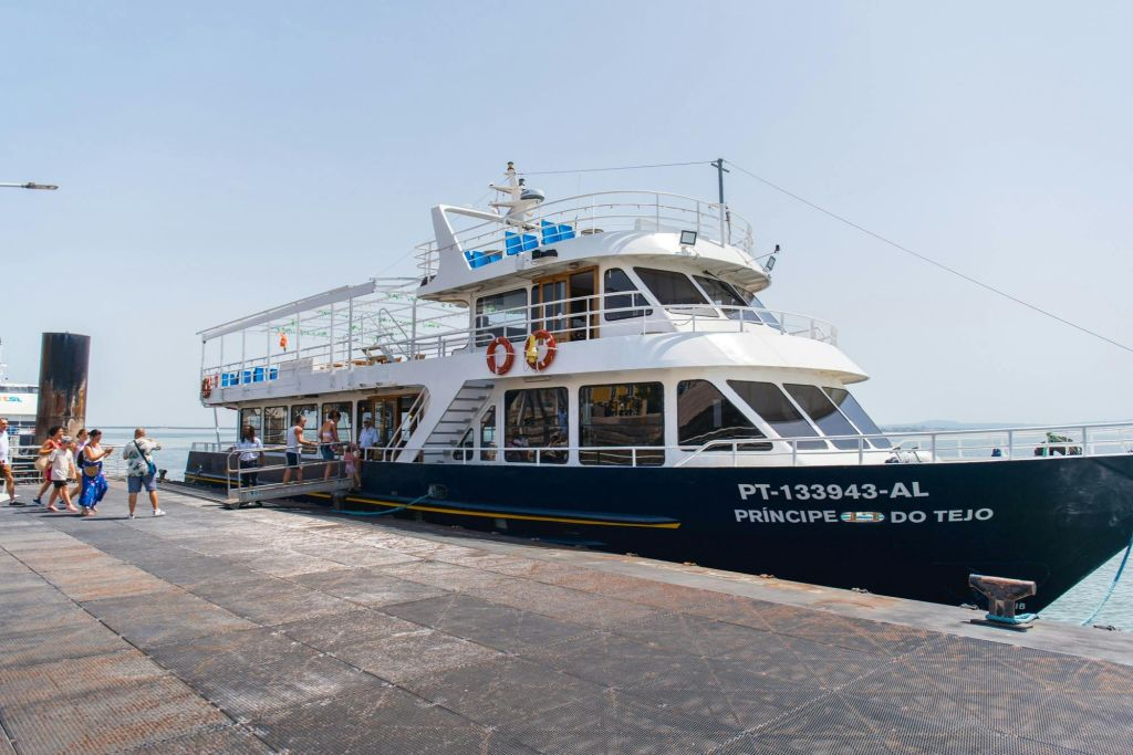 Lisboa: Paseo en barco por el Tajo + Espectáculo de Fado