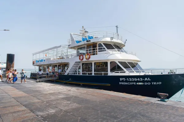 Lisboa: Cruzeiro com Jantar no Rio Tejo + Espetáculo de Fado