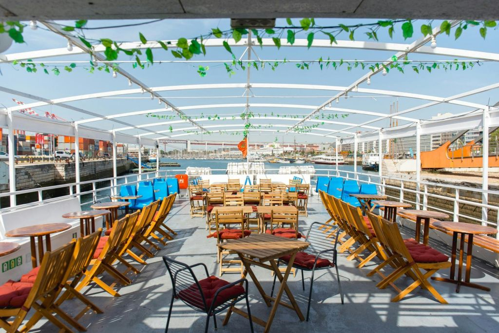 Lisbon: Tagus River Dinner Cruise + Fado Show