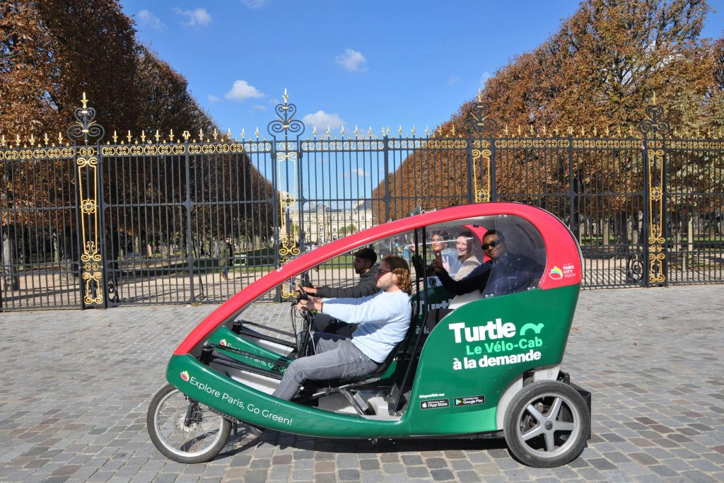 Paris: Private Guided Rickshaw Tour