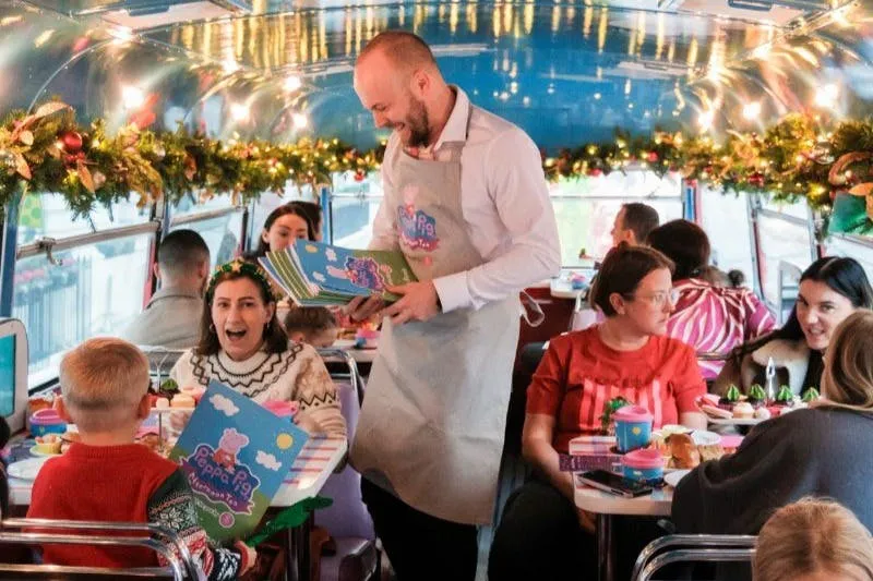 London: Peppa Pig Afternoon Tea Sightseeing Bus Tour