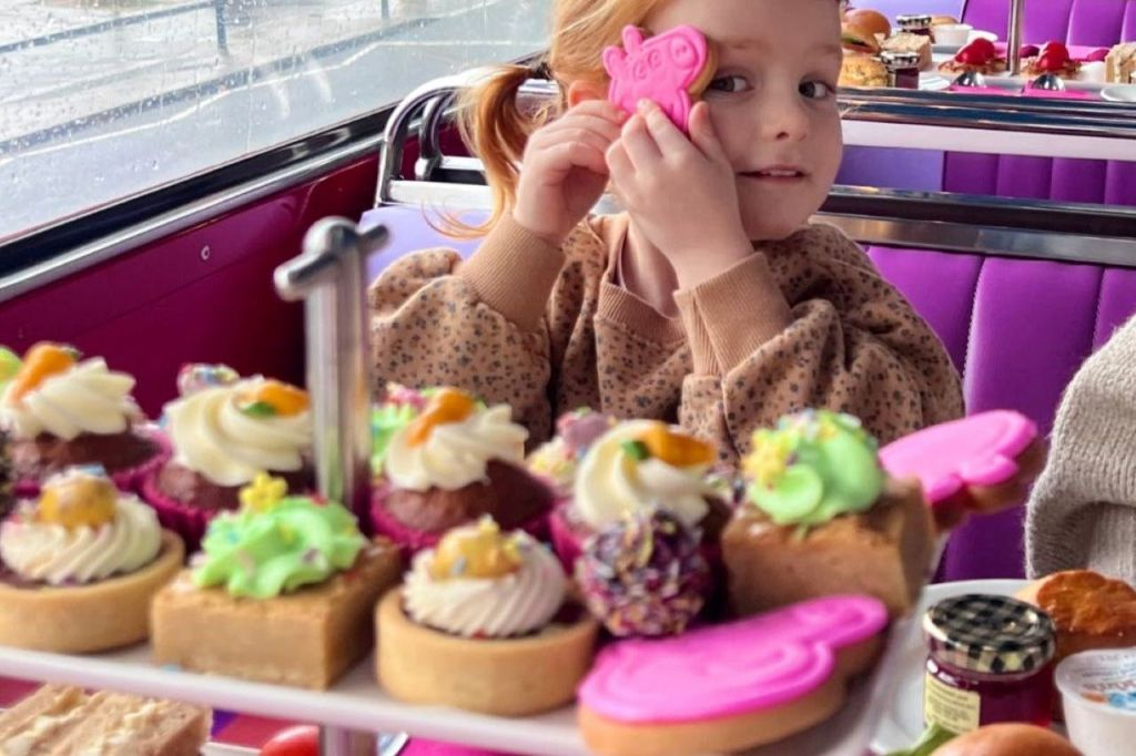 London: Peppa Pig Afternoon Tea Sightseeing Bus Tour