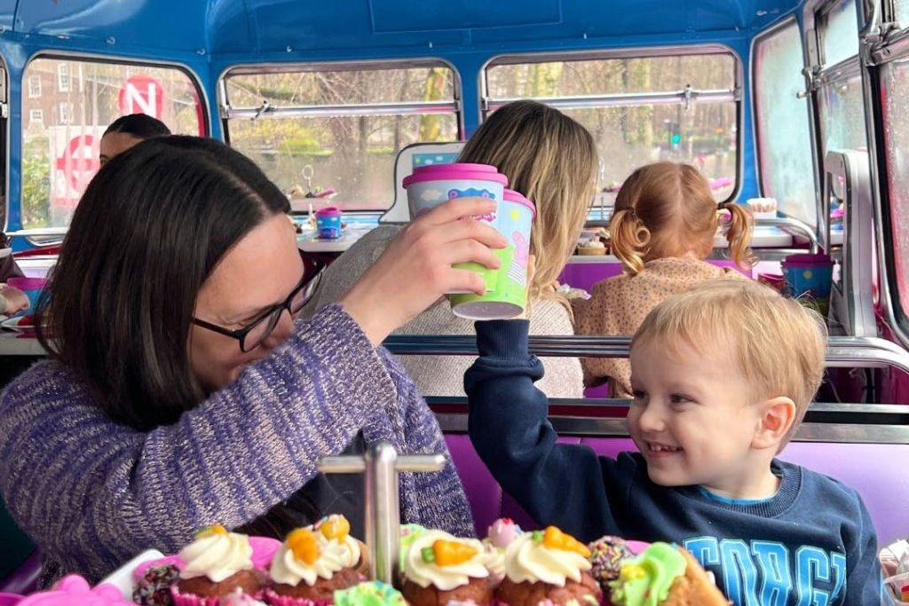 London: Peppa Pig Afternoon Tea Sightseeing Bus Tour