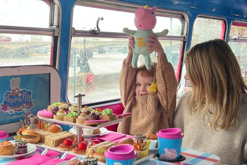 London: Peppa Pig Afternoon Tea Sightseeing Bus Tour