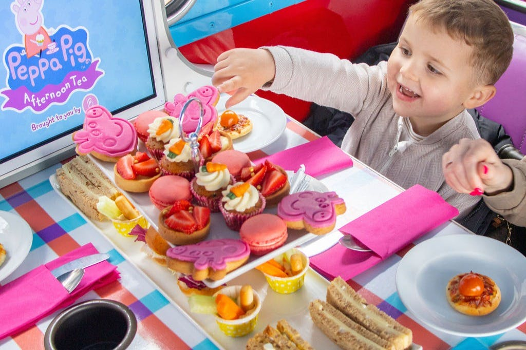 London: Peppa Pig Afternoon Tea Sightseeing Bus Tour