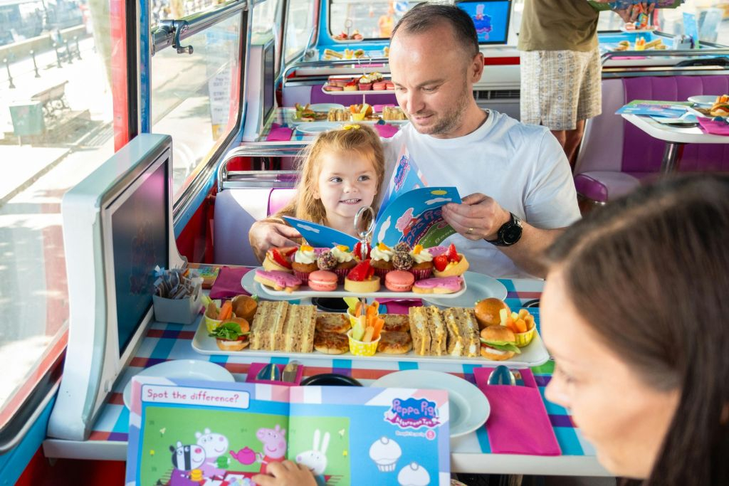 London: Peppa Pig Afternoon Tea Sightseeing Bus Tour
