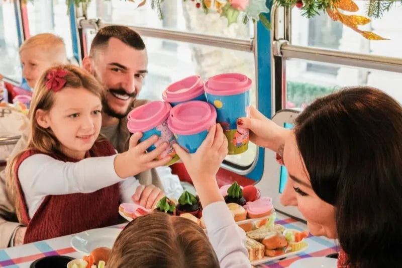 London: Peppa Pig Afternoon Tea Sightseeing Bus Tour