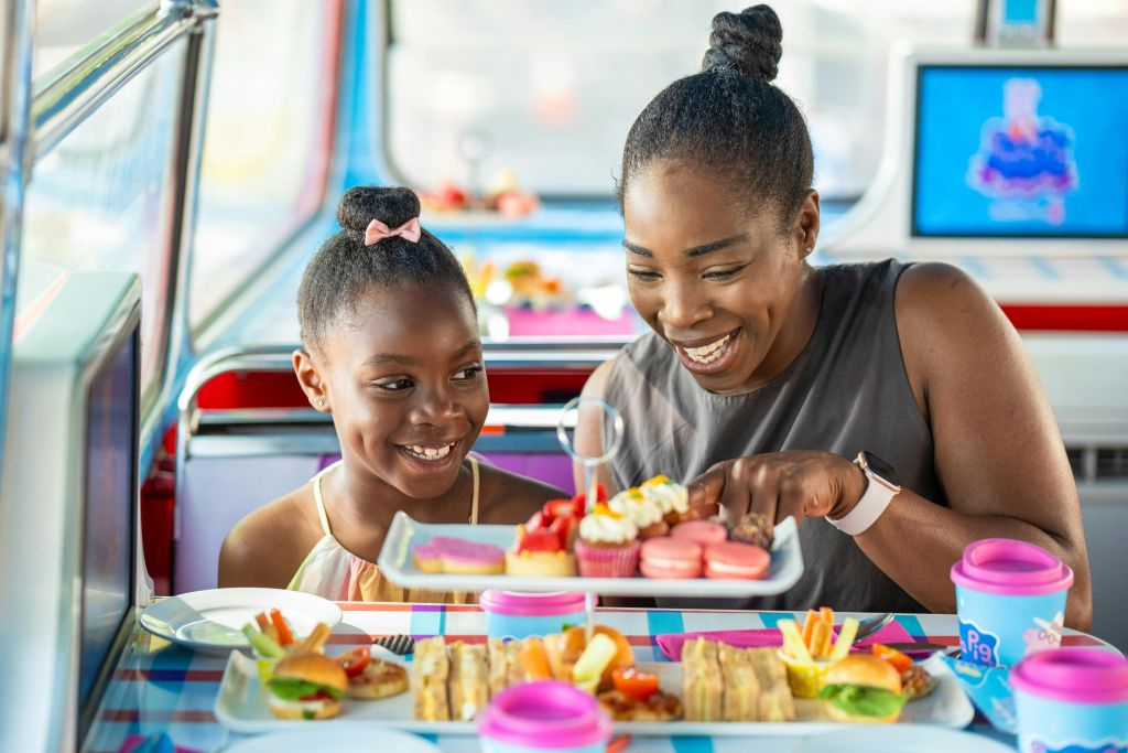 London: Peppa Pig Afternoon Tea Sightseeing Bus Tour