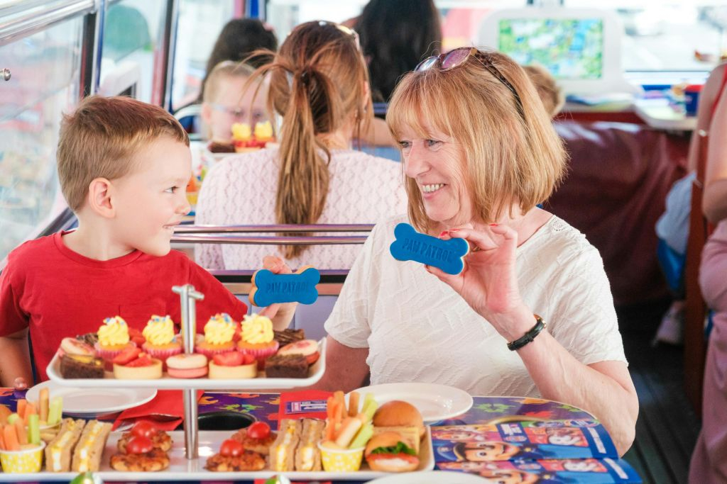 Londra: PAW Patrol Tour guidato del tè pomeridiano in autobus