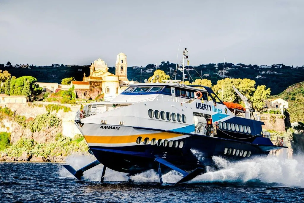 Isole Eolie: Traghetto di sola andata da Filicudi a Lipari