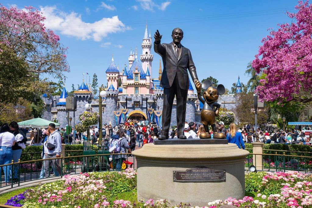 Disneyland® California: Park Hopper de 2 días con pase Lightning Lane opcional