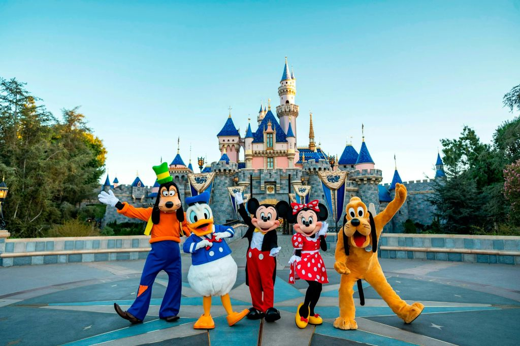 Disneyland® California: Park Hopper de 2 días con pase Lightning Lane opcional