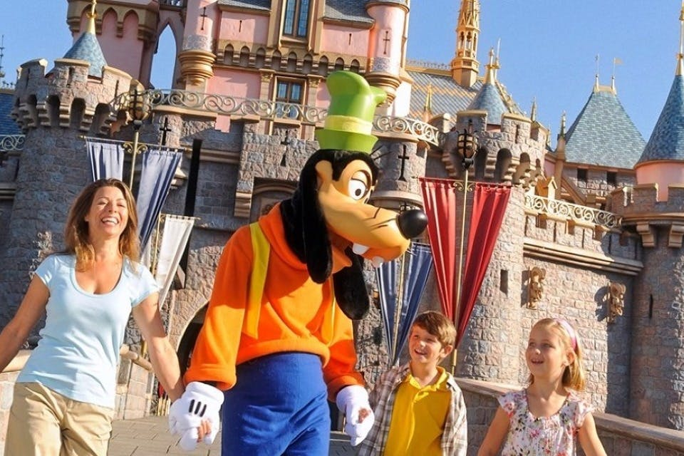 Disneyland® California: Park Hopper de 2 días con pase Lightning Lane opcional