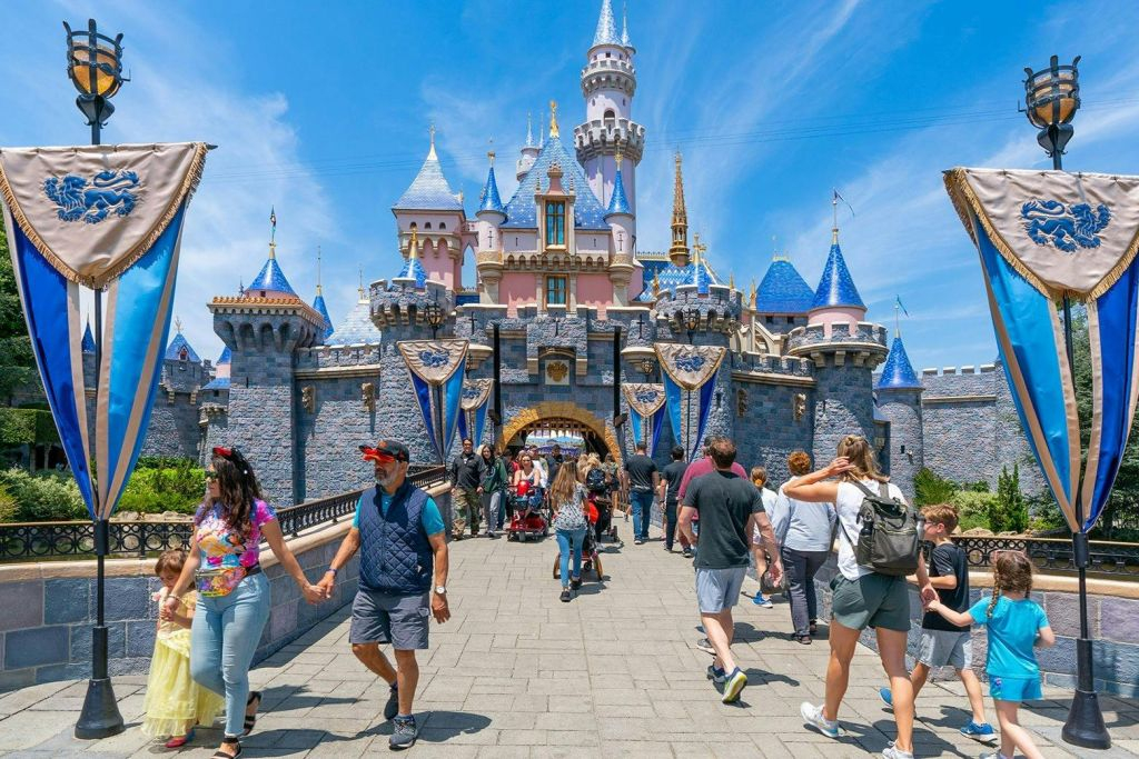 Disneyland® California: Park Hopper de 2 días con pase Lightning Lane opcional