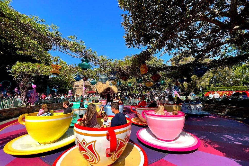 Disneyland® California: Park Hopper de 2 días con pase Lightning Lane opcional