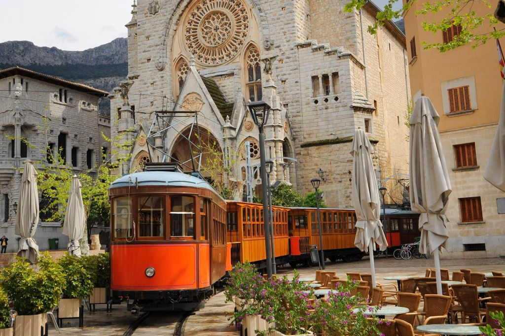 Tour autogestito di Maiorca da Palma a Sa Calobra (treno, tram e barca di Sóller)