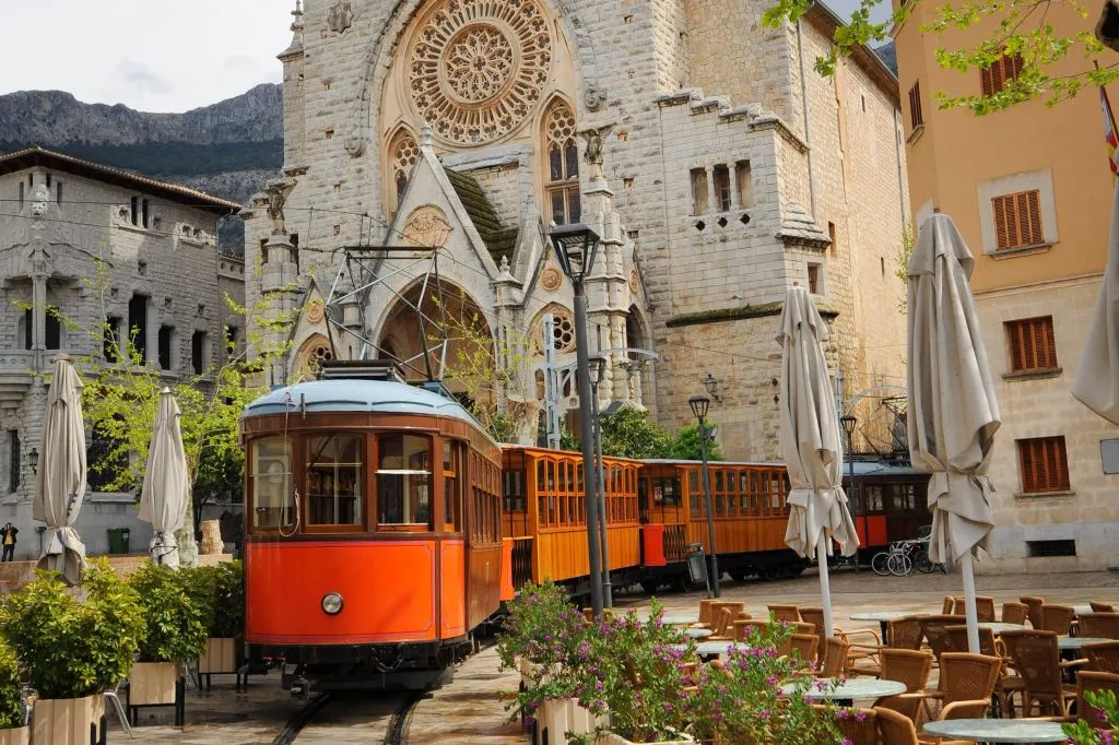 Excursión autoguiada por Mallorca de Palma a Sa Calobra (tren, tranvía y barco de Sóller)