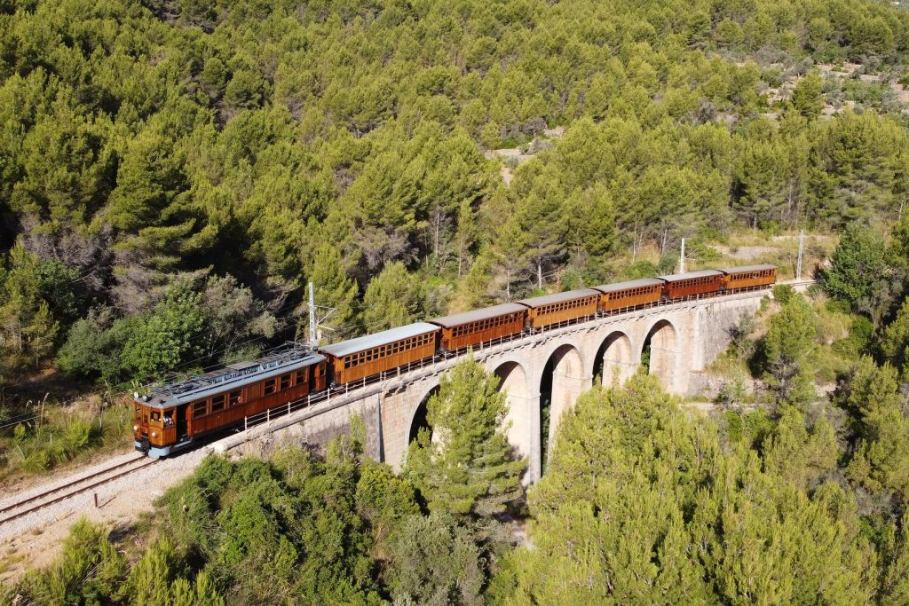 Excursión autoguiada por Mallorca de Palma a Sa Calobra (tren, tranvía y barco de Sóller)