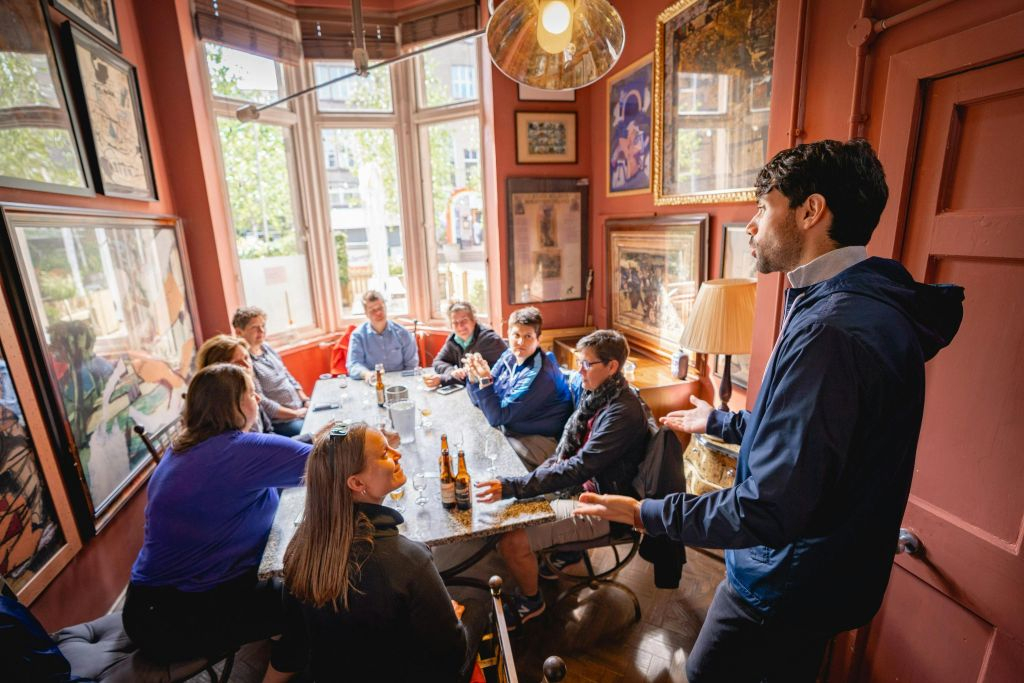 Edinburgh: Guided Food Tour + Lunch & Drinks
