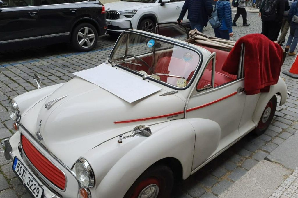 Praga: Visita guiada en coche antiguo