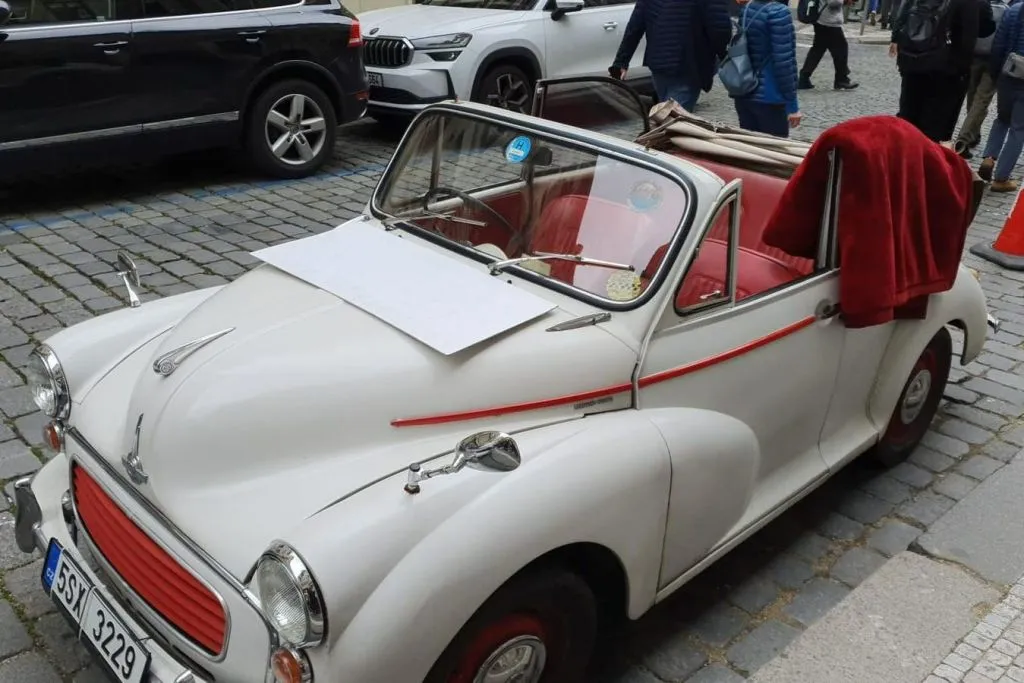 Praga: Visita guiada en coche antiguo