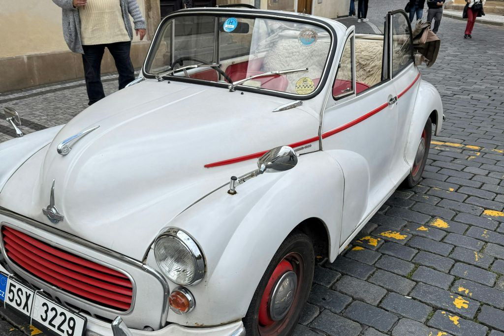 Praga: Visita guiada en coche antiguo