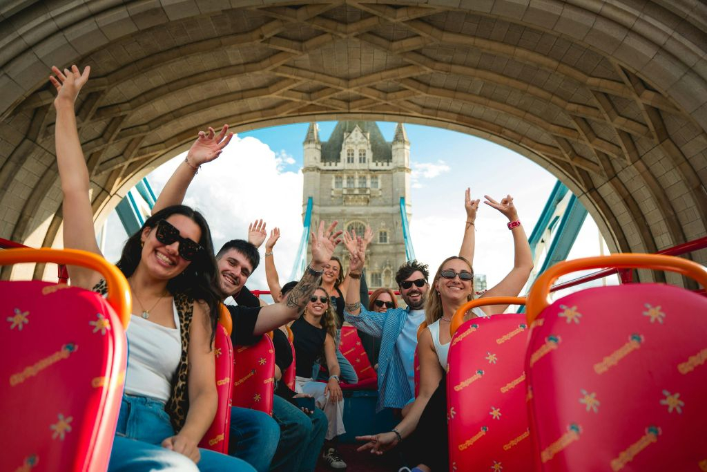 Londres : Aller-retour Uber Boat & 1-Day Bus Hop-on Hop-off Pass