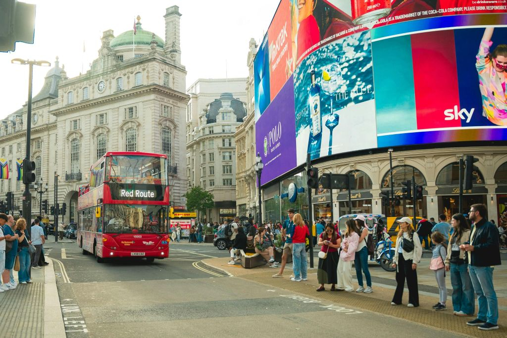 Londres : Aller-retour Uber Boat & 1-Day Bus Hop-on Hop-off Pass
