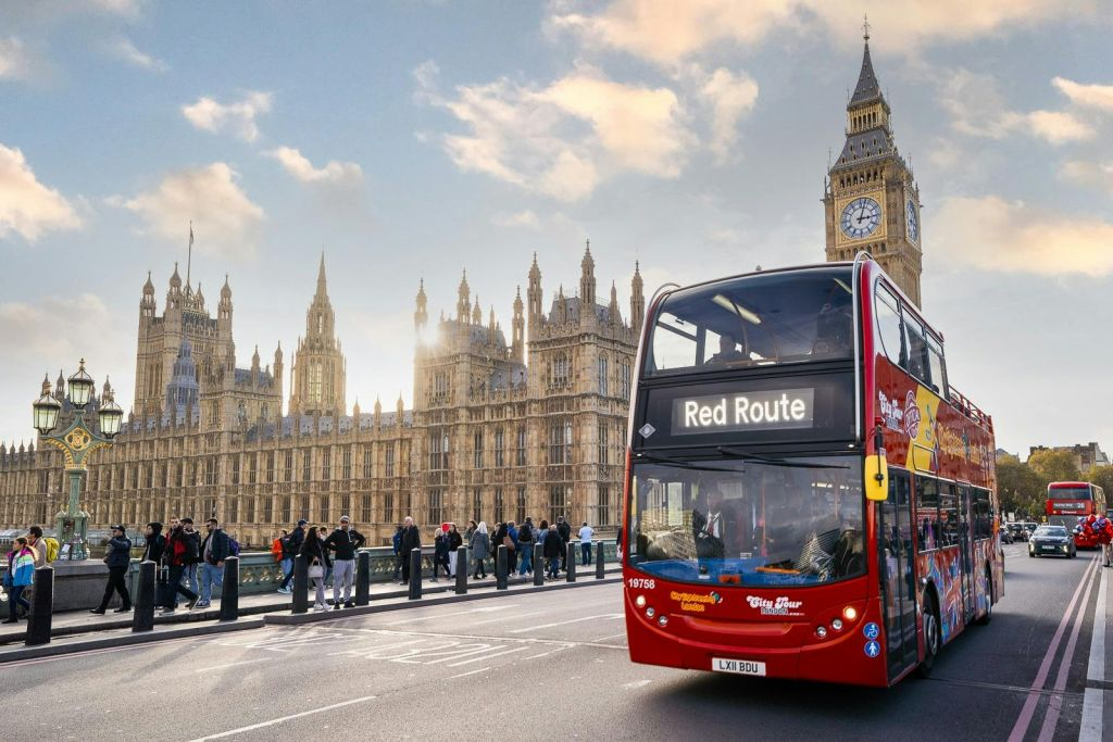 London: One-Way Uber Boat & 1-Day Hop-on Hop-off Bus Tour